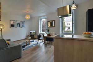 une cuisine et un salon avec un comptoir et un salon dans l'établissement La plage du Verger, à Cancale