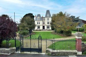 une grande maison avec une porte en face dans l'établissement La plage du Verger, à Cancale