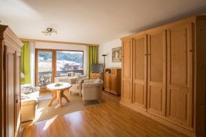 a living room with a couch and a table at Zugspitz Traumapartment in Farchant