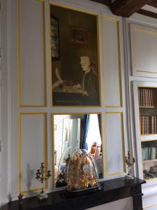 una ventana con un retrato de un hombre en un espejo en Le Château d'Asnières en Bessin, en Asnières-en-Bessin 22 fotos más