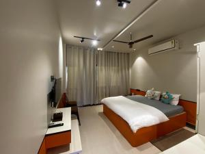 a bedroom with a large bed and a window at Hotel Jain's Inn in Chhuīkhadān