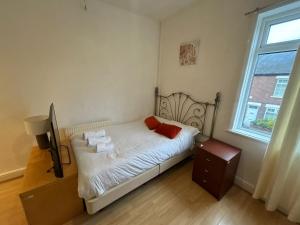 Postel nebo postele na pokoji v ubytování Centrally located 3 bedroom home + 3 fotografie