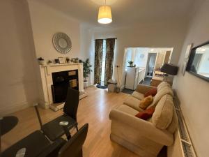 TV a/nebo společenská místnost v ubytování Centrally located 3 bedroom home