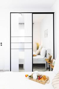 Sala de estar con cama y bandeja de comida en Amaria Sunrise, en Popeşti-Leordeni