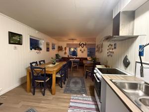 een keuken en eetkamer met een tafel en stoelen bij Sobakken Camping in Bardu +39 foto's