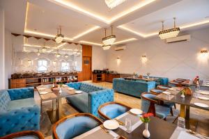 Un comedor con mesas y sillas azules. en The Colonial - A Lake View Hotel in Udaipur, en Udaipur