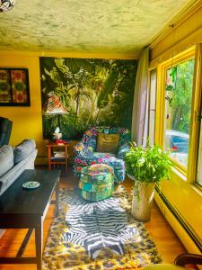 un soggiorno con un divano e un tavolo di Mattawamkeag River Cottage a Island Falls