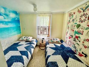 una camera da letto con due letti singoli e una finestra di Mattawamkeag River Cottage a Island Falls Altre 19 foto
