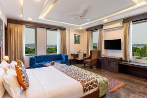 una habitación de hotel con una cama y un televisor en The Colonial - A Lake View Hotel in Udaipur, en Udaipur