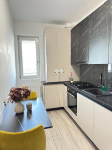 ヤシにあるLuxury Collection Studios at Q Residence Palas Mallの花瓶に花が飾られたテーブルのあるキッチン +43枚の写真