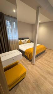 En eller flere senge i et værelse på Colorful Apartments L