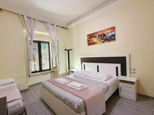 ein Schlafzimmer mit einem Bett, auf dem zwei Handtücher liegen in der Unterkunft Lili & Aurora Home in Rom