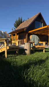 ポルンバク・デ・ススにあるCăsuța cu tihnăの芝生の上にピクニックテーブルがあるログキャビン