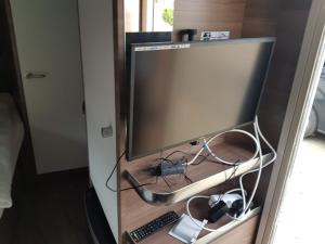 TV a/nebo společenská místnost v ubytování Mietwohnwagen 23 Small