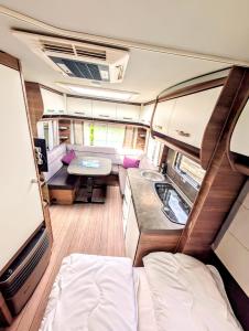 Postel nebo postele na pokoji v ubytování Mietwohnwagen 23 Small