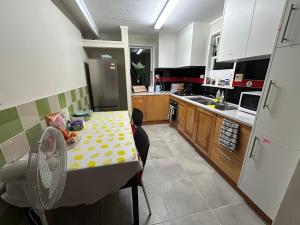 Η κουζίνα ή μικρή κουζίνα στο Northcote Holiday Home Rooms