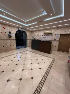 um quarto amplo com piso em azulejo num edifício em فندق رواف الفيصلية em An Naqāʼ mais 8 fotografias