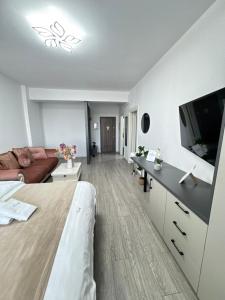 ヤシにあるLuxury Collection Studios at Q Residence Palas Mallのベッドと薄型テレビのある寝室