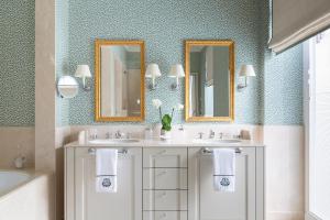 un baño con dos lavabos y dos espejos en Brenners Park Hotel & Spa, Oetker Hotels, en Baden-Baden