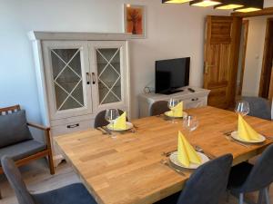 Μια τηλεόραση ή/και κέντρο ψυχαγωγίας στο Alt-Berliner Schwanenhof Ferienwohnung DG links