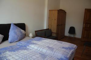 Ένα ή περισσότερα κρεβάτια σε δωμάτιο στο Alt-Berliner Schwanenhof Ferienwohnung EG links +14 φωτογραφίες