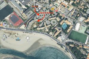 a map of a beach with a red arrow at El Rivet - appartement vue mer avec parking in Sète +4 photos