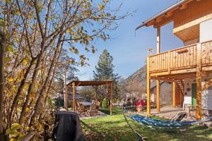 een hangmat in een tuin naast een huis bij Ciasa La Cate in Bellamonte