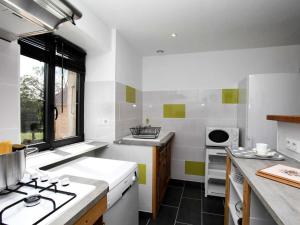 una cocina con fregadero y estufa en Gîte charmant à Groléjac avec parking, WiFi et jardin clos - FR-1-616-428, en Groléjac