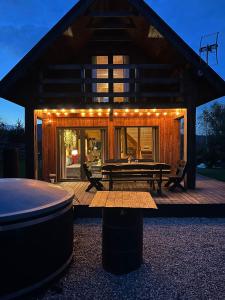 Фотография из галереи Kaszubski zakątek, 2 domki ,20 osob,balia,sauna,kominek в городе Sikorzyno +6 фотографий