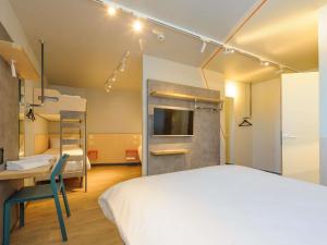 Postel nebo postele na pokoji v ubytování Ibis Budget La Rochelle Puilboreau