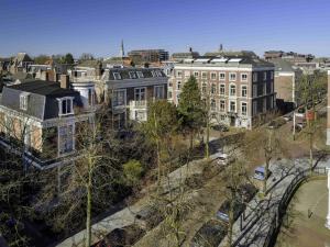 una vista aérea de una ciudad con edificios en Mövenpick Hotel The Hague, en La Haya