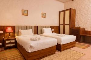 Postel nebo postele na pokoji v ubytování Salbari - A Heritage Home