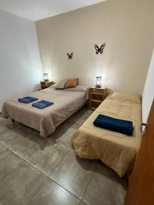 two beds sitting next to each other in a room at Laposadademajo in Pergamino