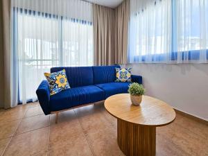 Χώρος καθιστικού στο Marina Gardens Luxury 1BR Apt with Pool Views and Private Patio