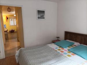 ein Schlafzimmer mit einem Bett und einem Flur in der Unterkunft Près Gare T2 42m2 avec jardinet-terrasse 10m2 in Angoulême