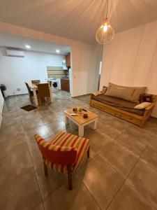 a living room with a couch and a table at Laposadademajo in Pergamino