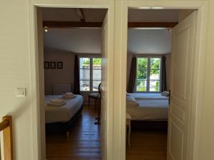 Zimmer mit 2 Betten und 2 Fenstern in der Unterkunft Gîte familial avec piscine chauffée, jardin privé et équipements bébé en pleine propriété viticole. - FR-1-653-18 in Saint-Cybardeaux + 28 Fotos