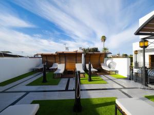 a patio with a table and chairs on a roof at La Maquinilla fjhomefj in Jerez de la Frontera