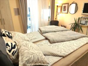 twee bedden bovenop elkaar in een kamer bij Amber Apartman in Banja Koviljača +16 foto's