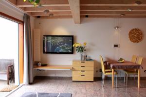 a room with a desk and a table with chairs at Studio A Am Burgberg in Erlangen