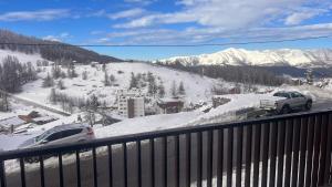 een balkon met uitzicht op een met sneeuw bedekte berg bij Le plein ciel in Péone