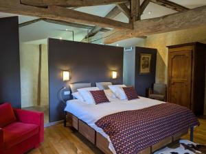 Postel nebo postele na pokoji v ubytování Prieuré du XVème restauré, jardin clos de 2000 m², piscine, cheminée, WiFi fibre, proche église - FR-1-653-219