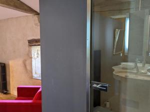 Koupelna v ubytování Prieuré du XVème restauré, jardin clos de 2000 m², piscine, cheminée, WiFi fibre, proche église - FR-1-653-219 + 26 fotografií