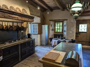 Kuchyň nebo kuchyňský kout v ubytování Prieuré du XVème restauré, jardin clos de 2000 m², piscine, cheminée, WiFi fibre, proche église - FR-1-653-219