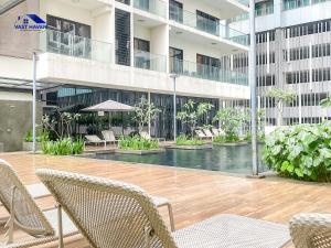 un immeuble avec une piscine devant un immeuble dans l'établissement 188 Suites KLCC by VastHaven, à Kuala Lumpur