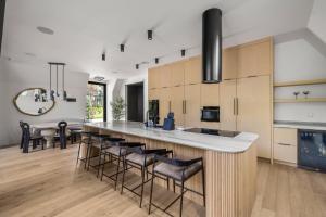 Foto sihtkohas Reed Creek asuva majutusasutuse Midnight Raven Lake House - luxury a-frame w boat galeriist