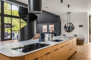 Kuchyň nebo kuchyňský kout v ubytování Midnight Raven Lake House - luxury a-frame w boat + 62 fotografií