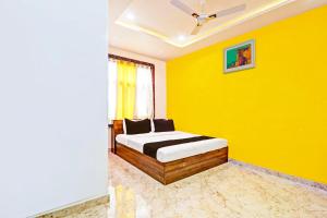 PatancheruにあるSuper Hotel O Stayoの黄色のベッドルーム(ベッド1台付) +25枚の写真