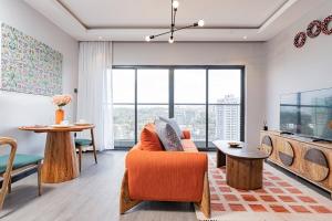 Μια τηλεόραση ή/και κέντρο ψυχαγωγίας στο Escada, Furnished 2 Bedroom Apartment Master Ensuite