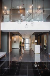 マプトにあるWL Hotel Maputo Executiveの天井灯のある建物のロビー